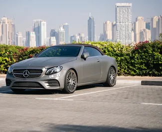 Vooraanzicht van een huurauto Mercedes-Benz E-Class Cabrio in Dubai, Verenigde Arabische Emiraten ✓ Auto #11353. ✓ Transmissie Automatisch TM ✓ 0 beoordelingen.