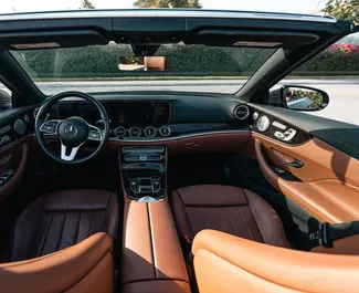 Interieur van Mercedes-Benz E-Class Cabrio te huur in de VAE. Een geweldige auto met 4 zitplaatsen en een Automatisch transmissie.