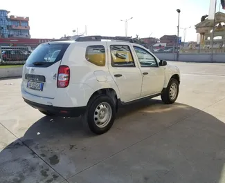 Vooraanzicht van een huurauto Dacia Duster op de luchthaven van Tirana, Albanië ✓ Auto #11492. ✓ Transmissie Handmatig TM ✓ 0 beoordelingen.