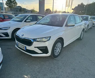 Vooraanzicht van een huurauto Skoda Scala op de luchthaven van Tirana, Albanië ✓ Auto #11524. ✓ Transmissie Handmatig TM ✓ 0 beoordelingen.