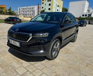 Vooraanzicht van een huurauto Skoda Karoq op de luchthaven van Tirana, Albanië ✓ Auto #11526. ✓ Transmissie Automatisch TM ✓ 0 beoordelingen.