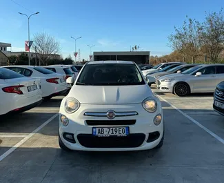 Vooraanzicht van een huurauto Fiat 500X op de luchthaven van Tirana, Albanië ✓ Auto #11589. ✓ Transmissie Automatisch TM ✓ 0 beoordelingen.