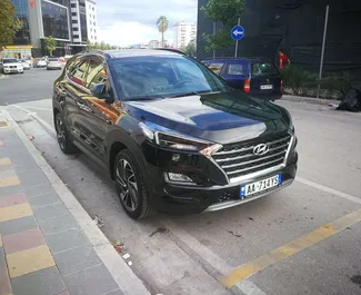 Vooraanzicht van een huurauto Hyundai Tucson op de luchthaven van Tirana, Albanië ✓ Auto #11499. ✓ Transmissie Automatisch TM ✓ 0 beoordelingen.