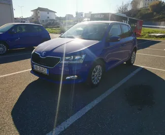 Vooraanzicht van een huurauto Skoda Fabia op de luchthaven van Tirana, Albanië ✓ Auto #11497. ✓ Transmissie Handmatig TM ✓ 0 beoordelingen.