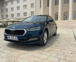 Vooraanzicht van een huurauto Skoda Octavia op de luchthaven van Tirana, Albanië ✓ Auto #11507. ✓ Transmissie Automatisch TM ✓ 0 beoordelingen.