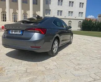 Vooraanzicht van een huurauto Skoda Octavia op de luchthaven van Tirana, Albanië ✓ Auto #11510. ✓ Transmissie Automatisch TM ✓ 0 beoordelingen.