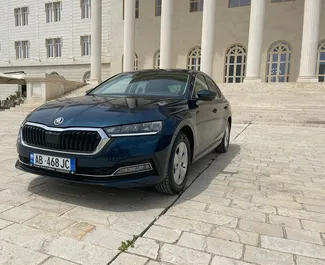 Vooraanzicht van een huurauto Skoda Octavia op de luchthaven van Tirana, Albanië ✓ Auto #11506. ✓ Transmissie Automatisch TM ✓ 0 beoordelingen.