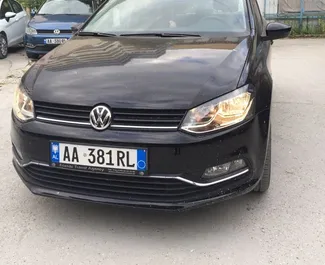 Vooraanzicht van een huurauto Volkswagen Polo op de luchthaven van Tirana, Albanië ✓ Auto #11490. ✓ Transmissie Handmatig TM ✓ 0 beoordelingen.