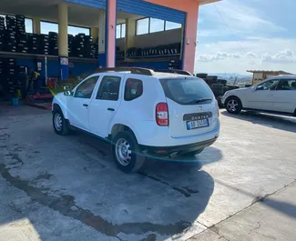 Vooraanzicht van een huurauto Dacia Duster op de luchthaven van Tirana, Albanië ✓ Auto #11493. ✓ Transmissie Handmatig TM ✓ 0 beoordelingen.