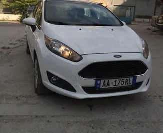 Vooraanzicht van een huurauto Ford Fiesta op de luchthaven van Tirana, Albanië ✓ Auto #11487. ✓ Transmissie Handmatig TM ✓ 0 beoordelingen.