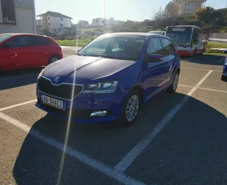 Vooraanzicht van een huurauto Skoda Fabia op de luchthaven van Tirana, Albanië ✓ Auto #11498. ✓ Transmissie Handmatig TM ✓ 0 beoordelingen.