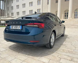 Vooraanzicht van een huurauto Skoda Octavia op de luchthaven van Tirana, Albanië ✓ Auto #11509. ✓ Transmissie Automatisch TM ✓ 0 beoordelingen.