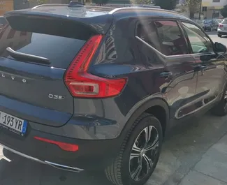 Vooraanzicht van een huurauto Volvo XC40 op de luchthaven van Tirana, Albanië ✓ Auto #11500. ✓ Transmissie Automatisch TM ✓ 0 beoordelingen.