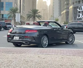 Benzine motor van 2,0L van Mercedes-Benz C200 Cabrio 2022 te huur in Dubai.