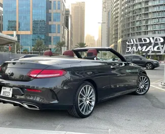 Mercedes-Benz C200 Cabrio 2022 beschikbaar voor verhuur in Dubai, met een kilometerlimiet van 200 km/dag.