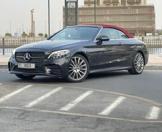 Vooraanzicht van een huurauto Mercedes-Benz C200 Cabrio in Dubai, Verenigde Arabische Emiraten ✓ Auto #11354. ✓ Transmissie Automatisch TM ✓ 0 beoordelingen.