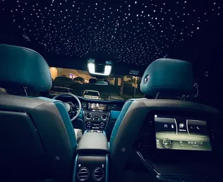 Interieur van Rolls-Royce Cullinan te huur in de VAE. Een geweldige auto met 5 zitplaatsen en een Automatisch transmissie.