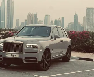 Vooraanzicht van een huurauto Rolls-Royce Cullinan in Dubai, Verenigde Arabische Emiraten ✓ Auto #11357. ✓ Transmissie Automatisch TM ✓ 0 beoordelingen.