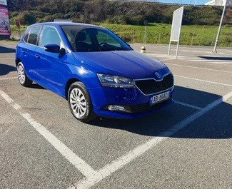 Vooraanzicht van een huurauto Skoda Fabia op de luchthaven van Tirana, Albanië ✓ Auto #11489. ✓ Transmissie Handmatig TM ✓ 0 beoordelingen.