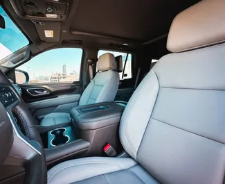 Chevrolet Tahoe 2023 beschikbaar voor verhuur in Dubai, met een kilometerlimiet van 250 km/dag.