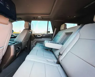 Interieur van Chevrolet Tahoe te huur in de VAE. Een geweldige auto met 7 zitplaatsen en een Automatisch transmissie.