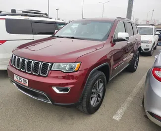 Vooraanzicht van een huurauto Jeep Grand Cherokee in Tbilisi, Georgië ✓ Auto #11486. ✓ Transmissie Automatisch TM ✓ 0 beoordelingen.