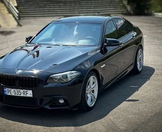 BMW 528i 2015 beschikbaar voor verhuur in Tbilisi, met een kilometerlimiet van 150 km/dag.