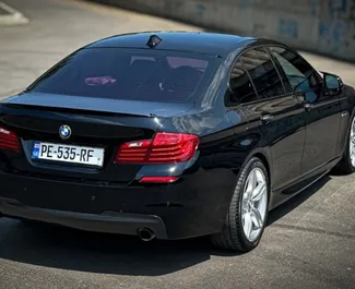 Interieur van BMW 528i te huur in Georgië. Een geweldige auto met 5 zitplaatsen en een Automatisch transmissie.