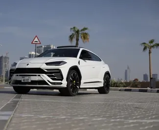 Vooraanzicht van een huurauto Lamborghini Urus op de internationale luchthaven van Dubai, Verenigde Arabische Emiraten ✓ Auto #11552. ✓ Transmissie Automatisch TM ✓ 0 beoordelingen.