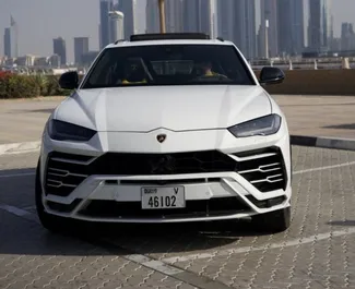 Benzine motor van L van Lamborghini Urus 2023 te huur op de internationale luchthaven van Dubai.