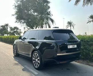 Vooraanzicht van een huurauto Land Rover Range Rover op de internationale luchthaven van Dubai, Verenigde Arabische Emiraten ✓ Auto #11567. ✓ Transmissie Automatisch TM ✓ 0 beoordelingen.