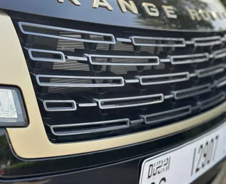 Benzine motor van L van Land Rover Range Rover 2024 te huur op de internationale luchthaven van Dubai.