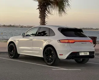 Benzine motor van L van Porsche Macan 2023 te huur op de internationale luchthaven van Dubai.