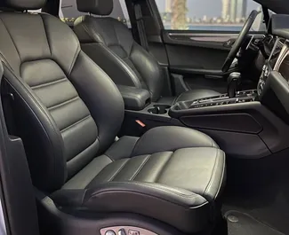 Interieur van Porsche Macan te huur in de VAE. Een geweldige auto met 5 zitplaatsen en een Automatisch transmissie.