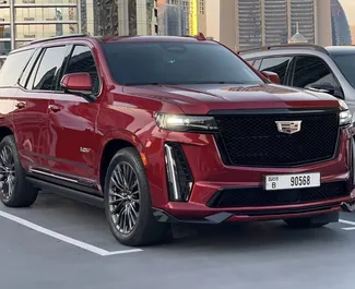 Cadillac Escalade 2023 beschikbaar voor verhuur op de internationale luchthaven van Dubai, met een kilometerlimiet van 200 km/dag.