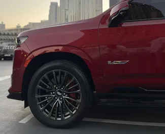 Benzine motor van L van Cadillac Escalade 2023 te huur op de internationale luchthaven van Dubai.