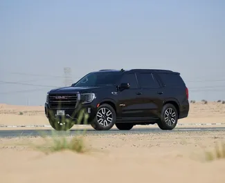 Vooraanzicht van een huurauto GMC Yukon op de internationale luchthaven van Dubai, Verenigde Arabische Emiraten ✓ Auto #11550. ✓ Transmissie Automatisch TM ✓ 0 beoordelingen.