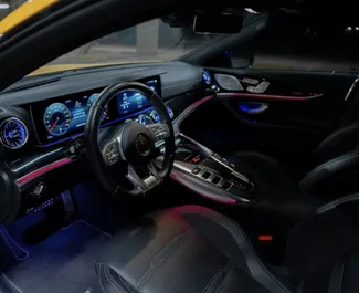 Mercedes-Benz AMG GT63 2022 met Aandrijving op alle wielen systeem, beschikbaar op de internationale luchthaven van Dubai.