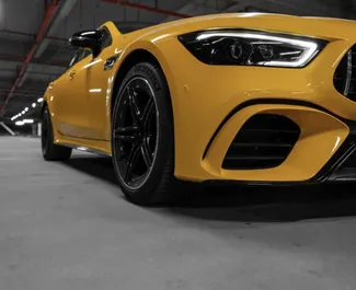 Vooraanzicht van een huurauto Mercedes-Benz AMG GT63 op de internationale luchthaven van Dubai, Verenigde Arabische Emiraten ✓ Auto #11566. ✓ Transmissie Automatisch TM ✓ 0 beoordelingen.