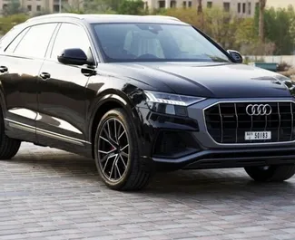 Benzine motor van L van Audi Q8 2025 te huur op de internationale luchthaven van Dubai.