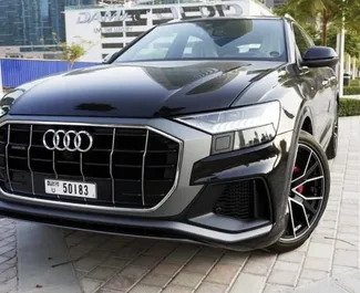 Vooraanzicht van een huurauto Audi Q8 op de internationale luchthaven van Dubai, Verenigde Arabische Emiraten ✓ Auto #11557. ✓ Transmissie Automatisch TM ✓ 0 beoordelingen.