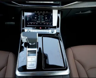 Interieur van Audi Q8 te huur in de VAE. Een geweldige auto met 5 zitplaatsen en een Automatisch transmissie.