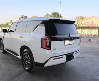 Vooraanzicht van een huurauto Nissan Patrol op de internationale luchthaven van Dubai, Verenigde Arabische Emiraten ✓ Auto #11559. ✓ Transmissie Automatisch TM ✓ 0 beoordelingen.
