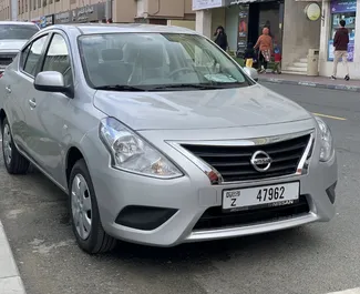 Vooraanzicht van een huurauto Nissan Sunny op de internationale luchthaven van Dubai, Verenigde Arabische Emiraten ✓ Auto #11540. ✓ Transmissie Automatisch TM ✓ 0 beoordelingen.