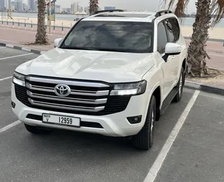 Toyota Land Cruiser 300 2023 met Aandrijving op alle wielen systeem, beschikbaar op de internationale luchthaven van Dubai.