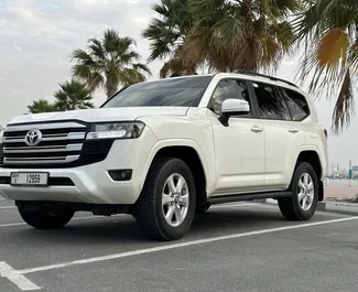 Interieur van Toyota Land Cruiser 300 te huur in de VAE. Een geweldige auto met 7 zitplaatsen en een Automatisch transmissie.