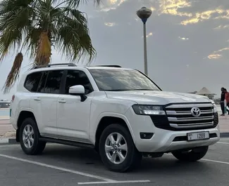 Toyota Land Cruiser 300 2023 beschikbaar voor verhuur op de internationale luchthaven van Dubai, met een kilometerlimiet van 200 km/dag.