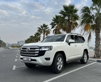 Benzine motor van 3,5L van Toyota Land Cruiser 300 2023 te huur op de internationale luchthaven van Dubai.