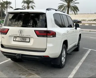 Vooraanzicht van een huurauto Toyota Land Cruiser 300 op de internationale luchthaven van Dubai, Verenigde Arabische Emiraten ✓ Auto #11583. ✓ Transmissie Automatisch TM ✓ 0 beoordelingen.