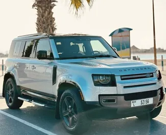 Vooraanzicht van een huurauto Land Rover Defender op de internationale luchthaven van Dubai, Verenigde Arabische Emiraten ✓ Auto #11558. ✓ Transmissie Automatisch TM ✓ 0 beoordelingen.